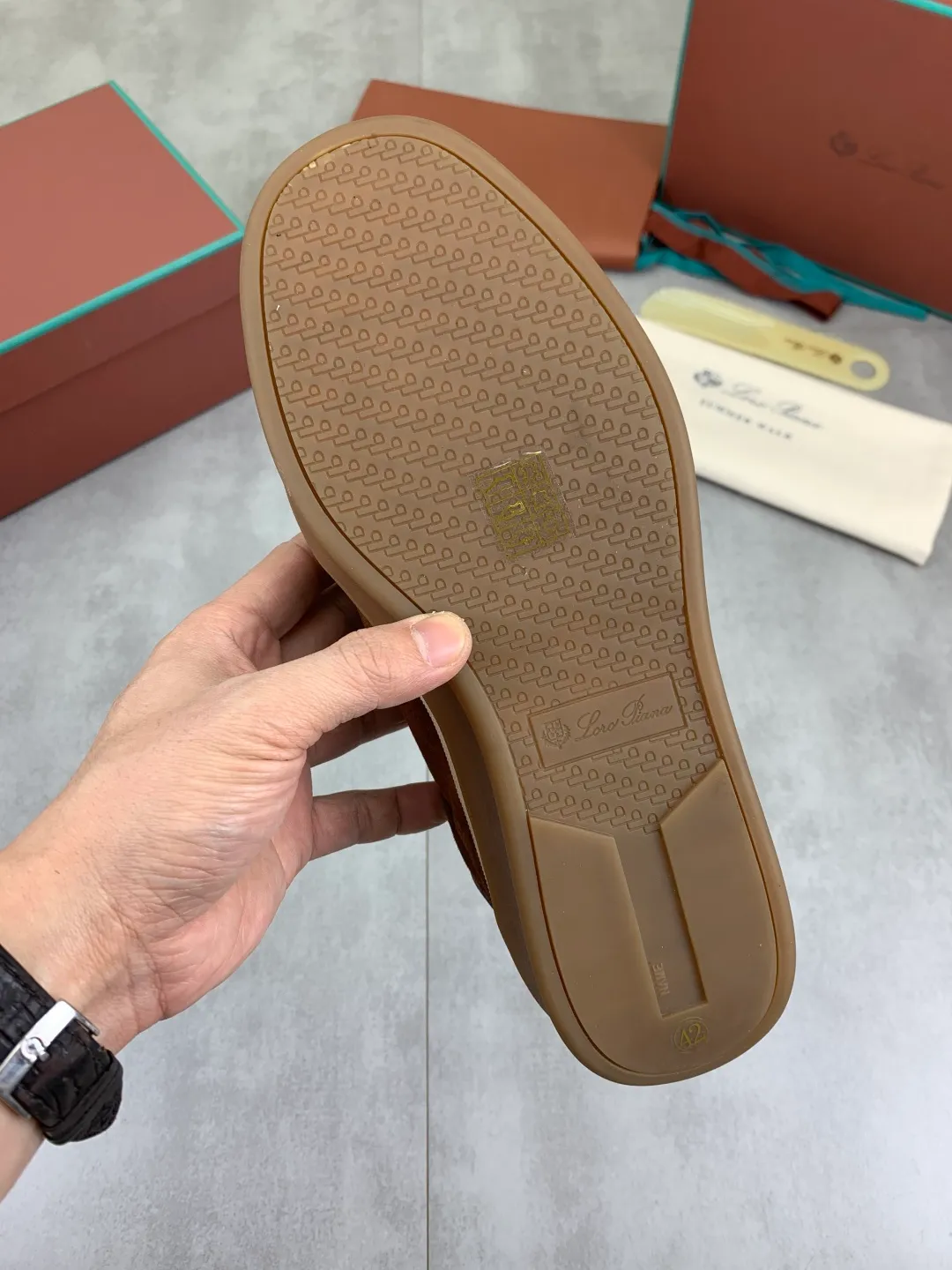 Men's men's shoes 💰P580 New model 💰 The latest casual shoes Loro Piana 💯 Top grade 💯 Buy the original copy 💯 Founded the existing Loro Piana company on April 24, 1924. It is the sixth generation of family operation, providing the best quality products to customers who are discerning about taste and quality. Imported original fly woven fabric with cowhide fabric, plain calfskin lining, hand-stitched thread with cowhide feet, original packaging, high-end outsole, size: 38-45 (custom-made for 46), 5️⃣ colors available